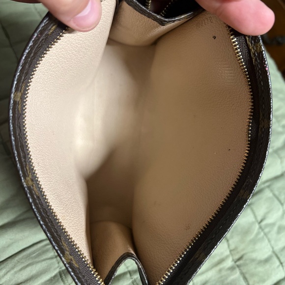 LV Monogram Toiletry Pouch 19 - Picture 6 of 8